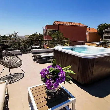 House Diana - Heated Swimming Pool And Jacuzzi