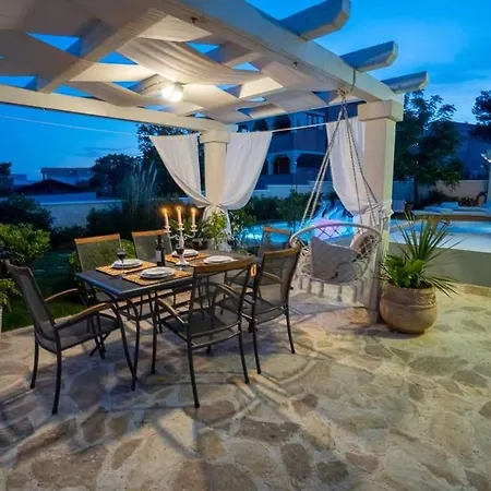 House Diana - Heated Swimming Pool And Jacuzzi Vir