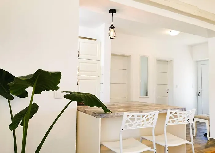 House Diana - Heated Swimming Pool And Jacuzzi Вир