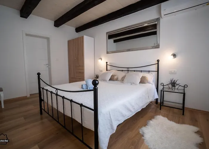 House Diana - Heated Swimming Pool And Jacuzzi